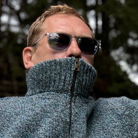 Weicher Wollpullover von Fisherman out of Ireland. Meliert, mit hohen Kragen und kurzem Zipper.