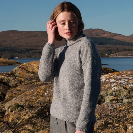 Lässiger Oversize-Pullover mit halsfernem Stehkragen, der dank 100% extrafeiner Merinowolle sehr, sehr weich ist.