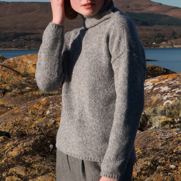 Lässiger Oversize-Pullover mit halsfernem Stehkragen, der dank 100% extrafeiner Merinowolle sehr, sehr weich ist.