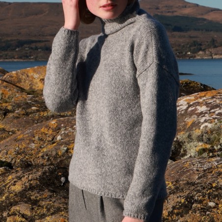 Lässiger Oversize-Pullover mit halsfernem Stehkragen, der dank 100% extrafeiner Merinowolle sehr, sehr weich ist.