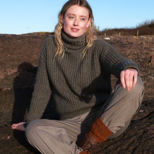Der Pullover Sally R. mit halsfernem Kragen, ideal zu high-waist Hosen  Ein kurz geschnittener, luftig-leichter Lieblingspulli!