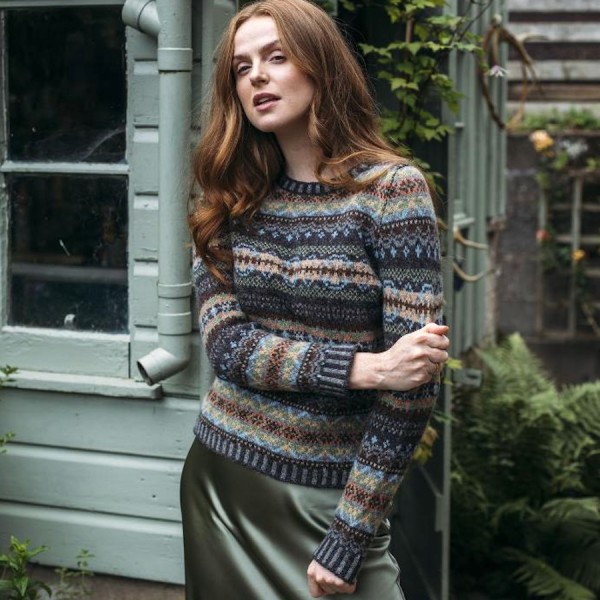 Westray Sweater, Farbe Aviemore, von ERIBÉ Knitwear aus Schottland.