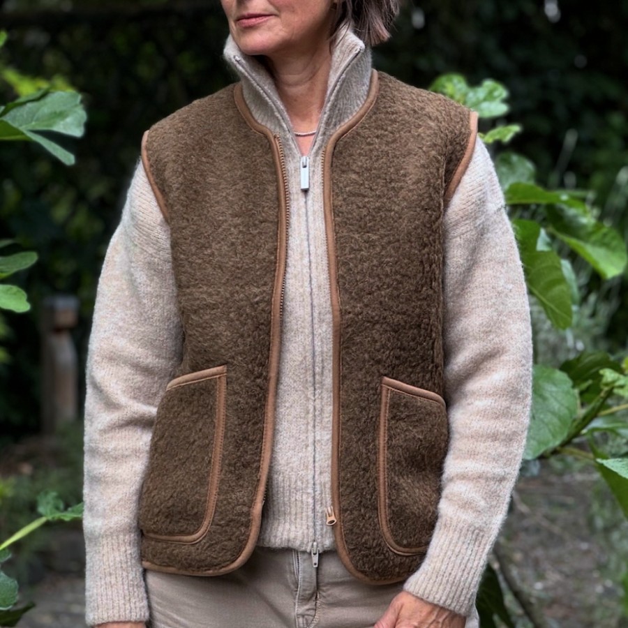 Fluffiger Cardigan aus Mohair mit hohem Kragen von Johnnylove aus Norwegen.