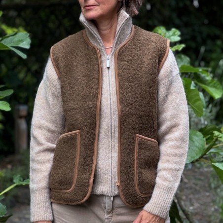 Fluffiger Cardigan aus Mohair mit hohem Kragen von Johnnylove aus Norwegen.