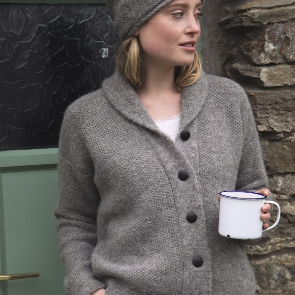 NORAH G. ist eine leichte, perfekt sitzende und zudem noch kuschelige Alpaka-Strickjacke