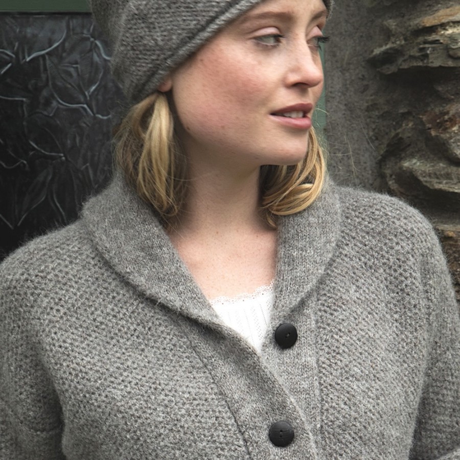 NORAH G. ist eine leichte, perfekt sitzende und zudem noch kuschelige Alpaka-Strickjacke
