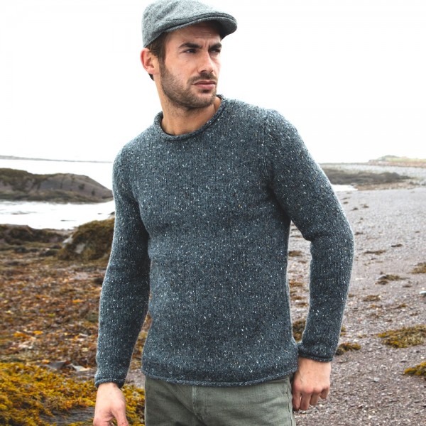 Kerniger Rollbündchen-Wollpullover aus original Donegal Tweed. Von Fisherman out of Ireland.