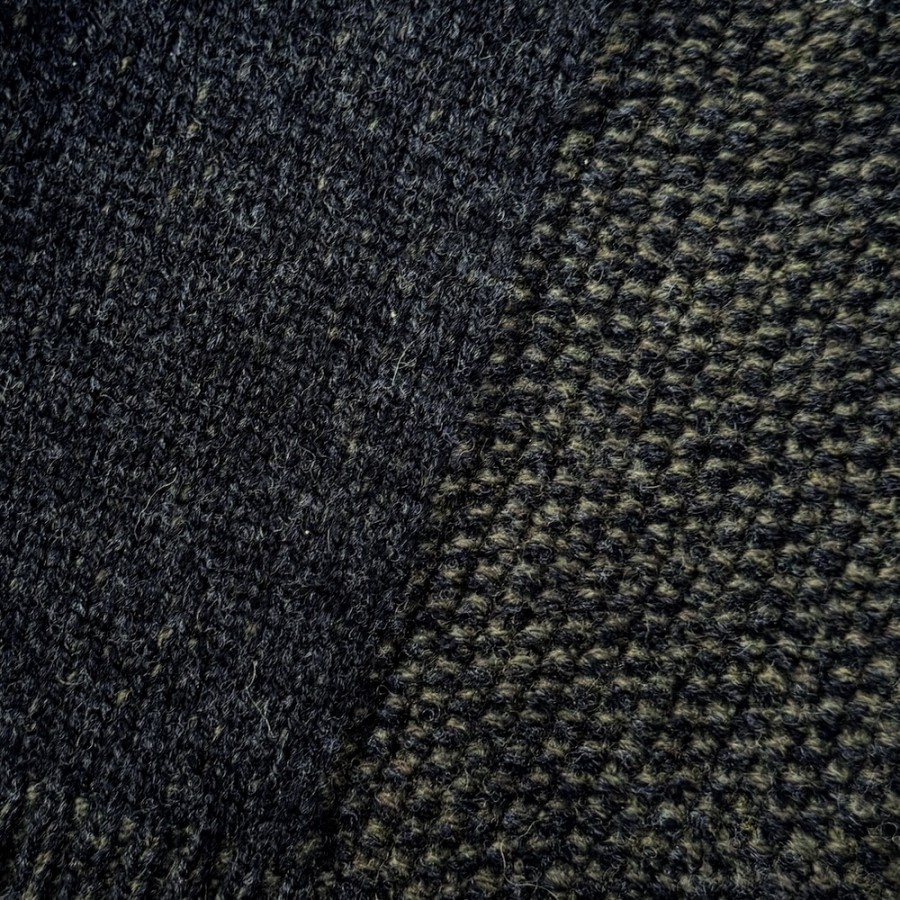 Zip-Troyer von FISHERMAN out of IRELAND. Mit eingestrickten Ellenbogen-Patches, Rippenstrick-Bündchen und kurzem Reißverschluss.
