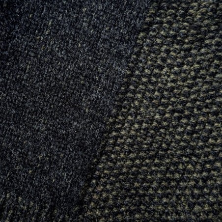 Zip-Troyer von FISHERMAN out of IRELAND. Mit eingestrickten Ellenbogen-Patches, Rippenstrick-Bündchen und kurzem Reißverschluss.
