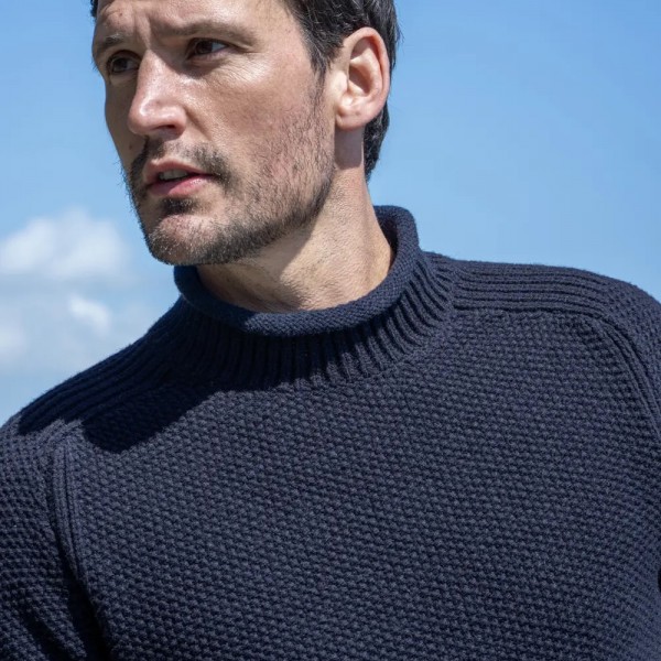Maritimer Merino/Kaschmir Pullover in einem schönen, dunklen Indigoblau von FISHERMAN OUT OF IRELAND