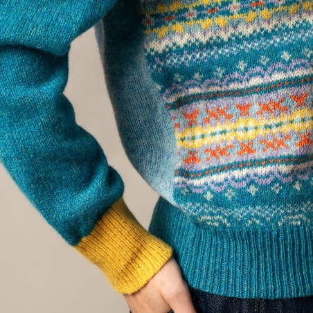 Westray Block Sweater, Farbe Strachan, von ERIBÉ Knitwear aus Schottland.