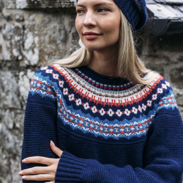 Grobstrick-Wollpullover mit schönem Fair-Isle Muster vom schottischen Label ERIBÉ . Angenehm weich, unkomplizierter Schnitt.