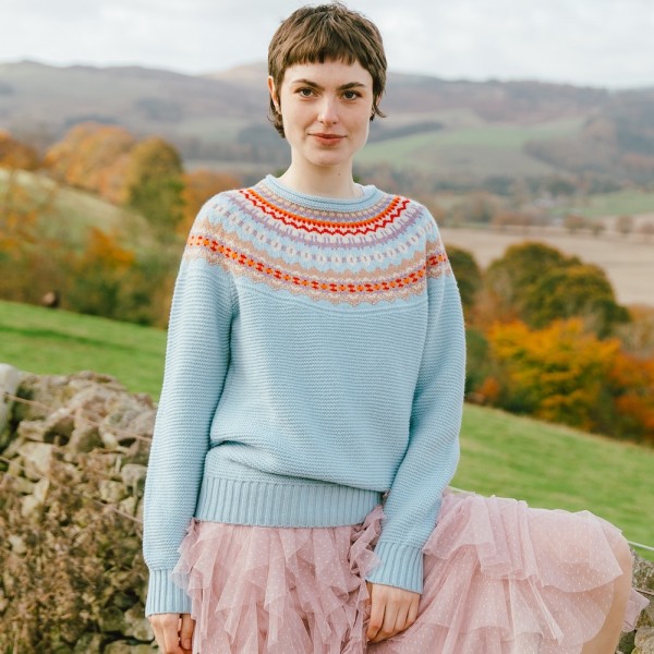 Grobstrick-Wollpullover mit schönem Fair-Isle Muster vom schottischen Label ERIBÉ . Angenehm weich, unkomplizierter Schnitt.