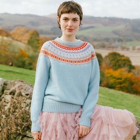 Grobstrick-Wollpullover mit schönem Fair-Isle Muster vom schottischen Label ERIBÉ . Angenehm weich, unkomplizierter Schnitt.