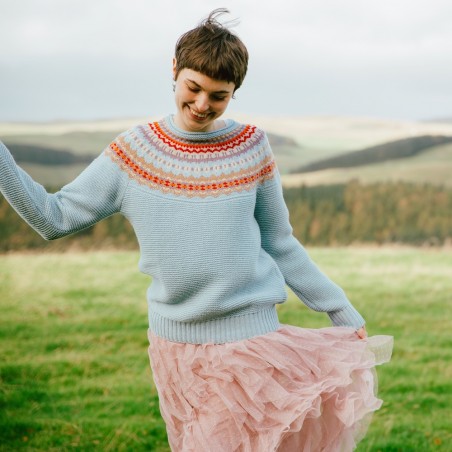 Grobstrick-Wollpullover mit schönem Fair-Isle Muster vom schottischen Label ERIBÉ . Angenehm weich, unkomplizierter Schnitt.