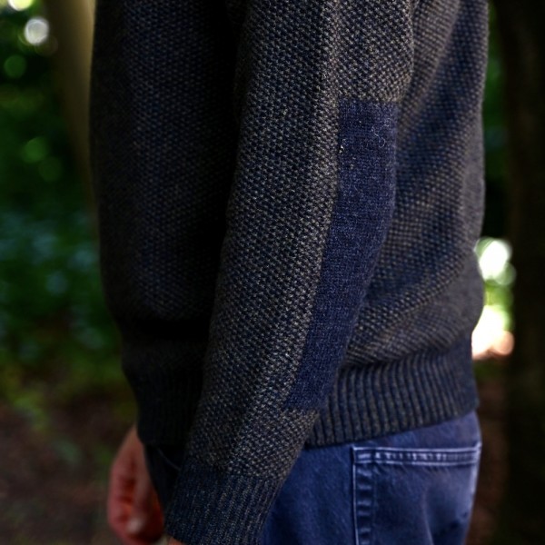 Zip-Troyer von FISHERMAN out of IRELAND. Mit eingestrickten Ellenbogen-Patches, Rippenstrick-Bündchen und kurzem Reißverschluss.