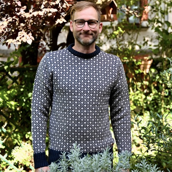 BJÖRN ist ein wunderschöner Jacquard-Strickpullover von FUZA WOOL aus Dänemark.