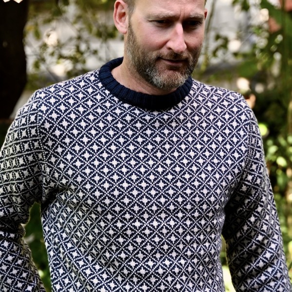 BJÖRN ist ein wunderschöner Jacquard-Strickpullover von FUZA WOOL aus Dänemark.