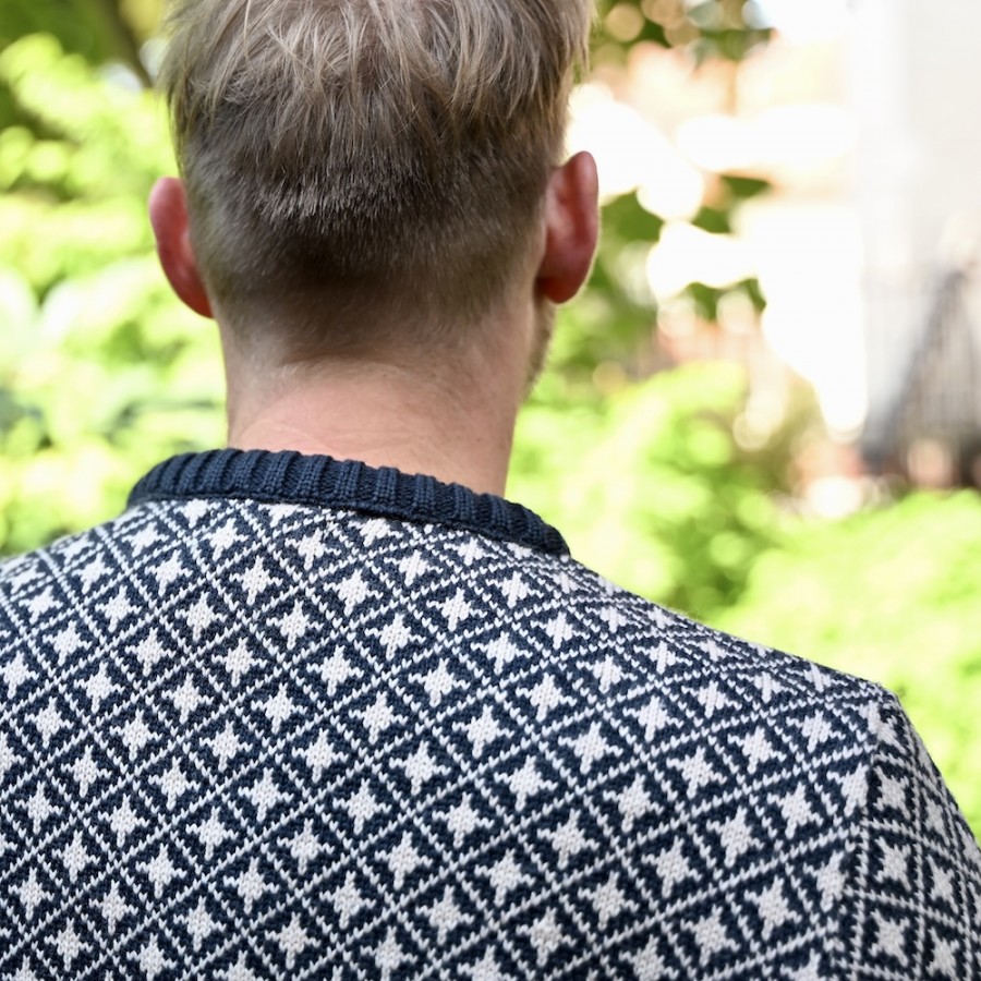 BJÖRN ist ein wunderschöner Jacquard-Strickpullover von FUZA WOOL aus Dänemark.