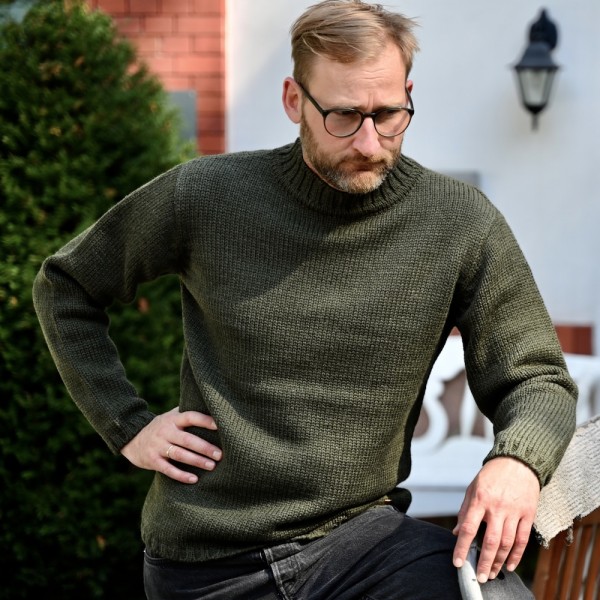 POUL ist ein schwerer High Neck Pullover von FUZA WOOL aus Kopenhagen