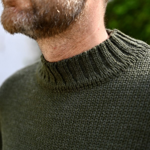 POUL ist ein schwerer High Neck Pullover von FUZA WOOL aus Kopenhagen