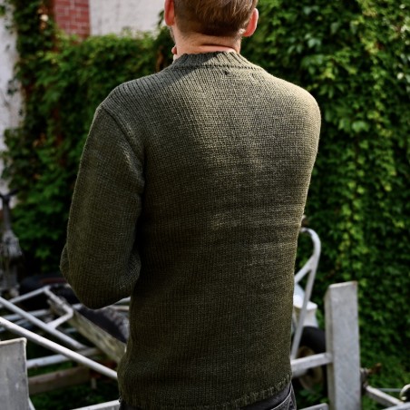 POUL ist ein schwerer High Neck Pullover von FUZA WOOL aus Kopenhagen