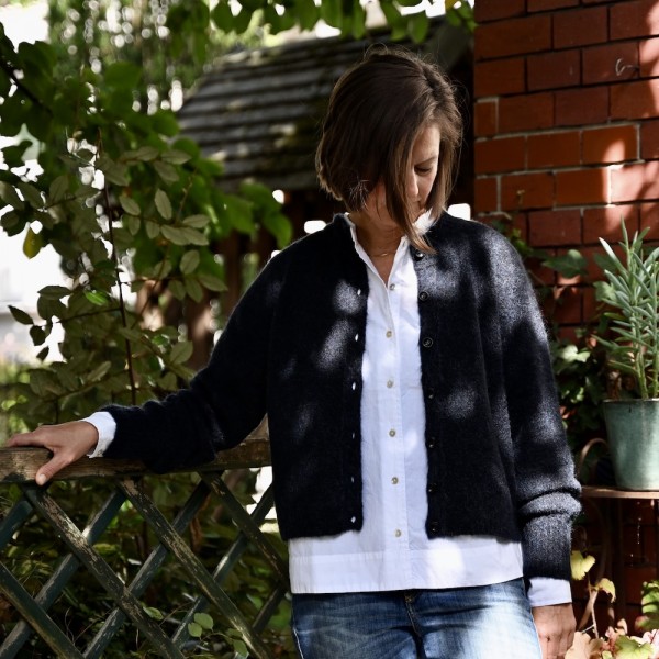 Kurze und leichte Mohair-Strickjacke vom norwegischem Label JOHNNYLOVE in einem dunklen Tiefseeblau.