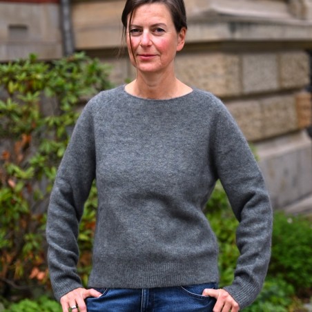Fluffiger Mohair Pullover mit Rundhalsausschnitt und Seitenschlitzen von Johnnylove aus Norwegen.