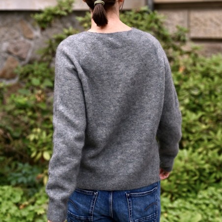 Fluffiger Mohair Pullover mit Rundhalsausschnitt und Seitenschlitzen von Johnnylove aus Norwegen.