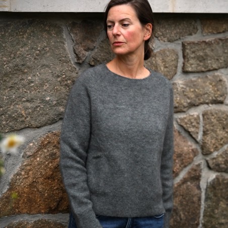 Fluffiger Mohair Pullover mit Rundhalsausschnitt und Seitenschlitzen von Johnnylove aus Norwegen.