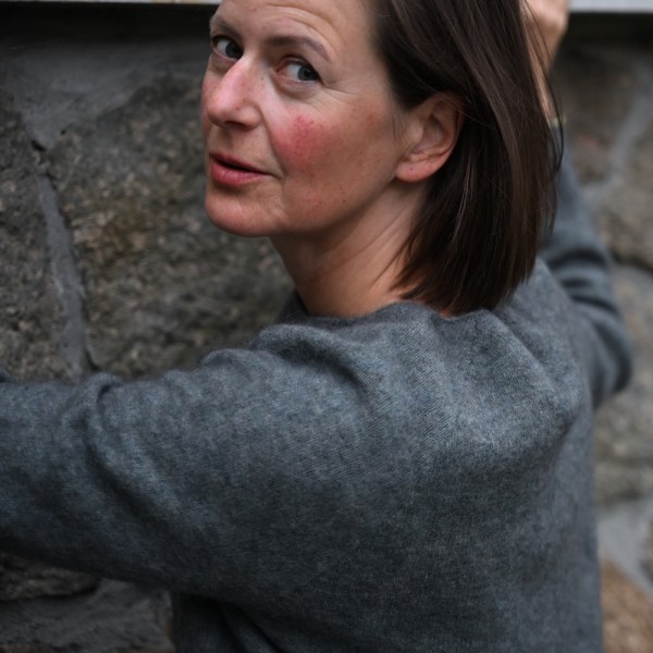 Fluffiger Mohair Pullover mit Rundhalsausschnitt und Seitenschlitzen von Johnnylove aus Norwegen.