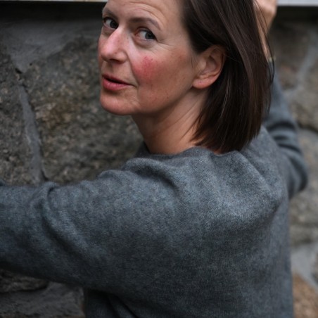 Fluffiger Mohair Pullover mit Rundhalsausschnitt und Seitenschlitzen von Johnnylove aus Norwegen.
