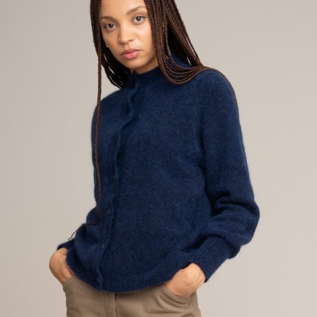 Kurze und leichte Mohair-Strickjacke vom norwegischem Label JOHNNYLOVE in einem dunklen Tiefseeblau.