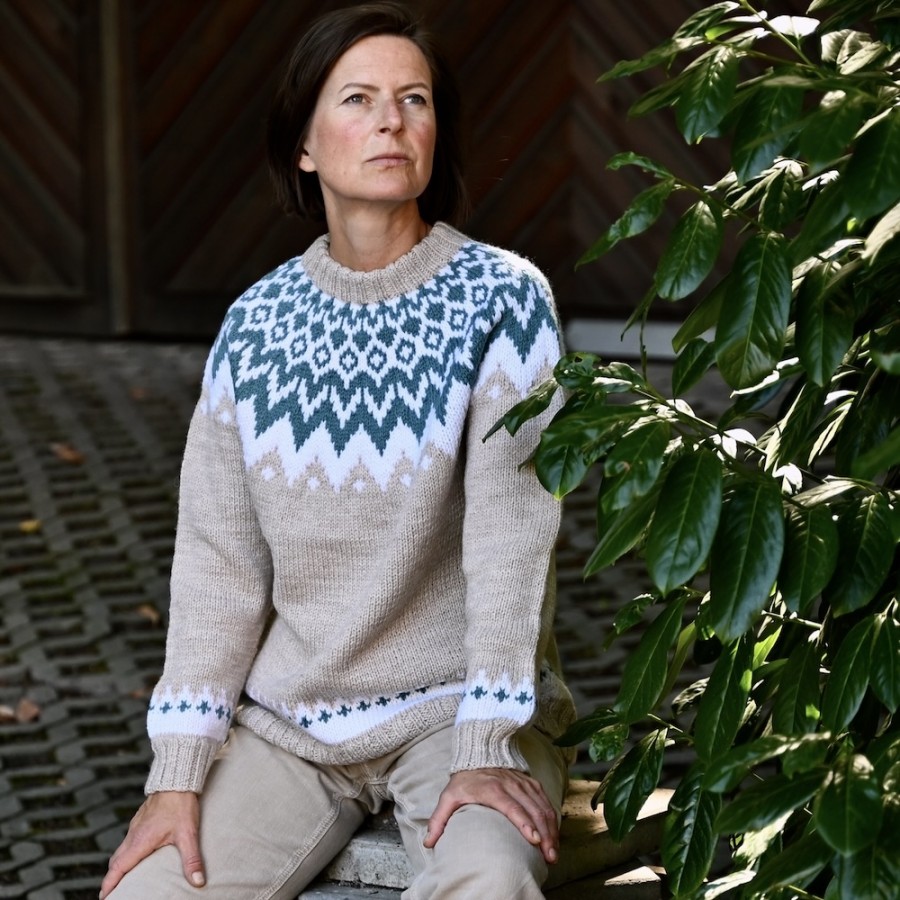 Klassischer nordischer Wollpullover von FUZA WOOL - handgestrickt, sehr kuschelig und angenehm zu tragen