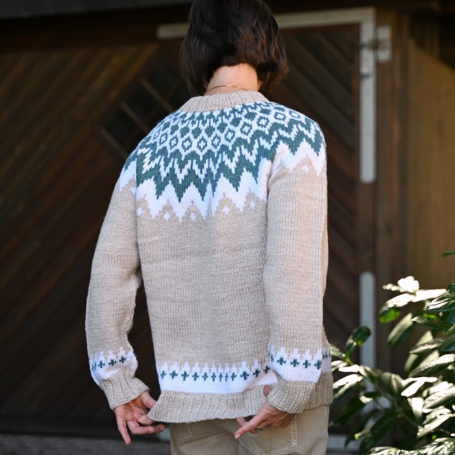 Klassischer nordischer Wollpullover von FUZA WOOL - handgestrickt, sehr kuschelig und angenehm zu tragen