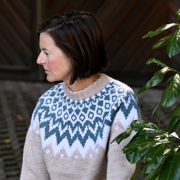 Klassischer nordischer Wollpullover von FUZA WOOL - handgestrickt, sehr kuschelig und angenehm zu tragen