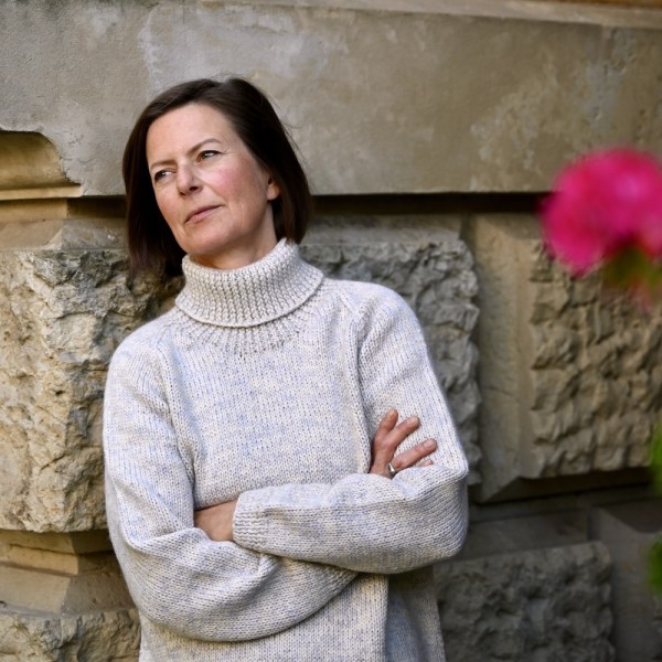 YRSA ist ein handgestrickter Rollkragenpullover aus reiner, zertifizierter Merinowolle.