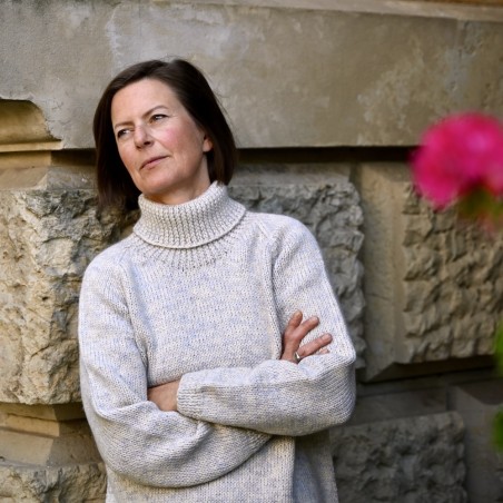 YRSA ist ein handgestrickter Rollkragenpullover aus reiner, zertifizierter Merinowolle.