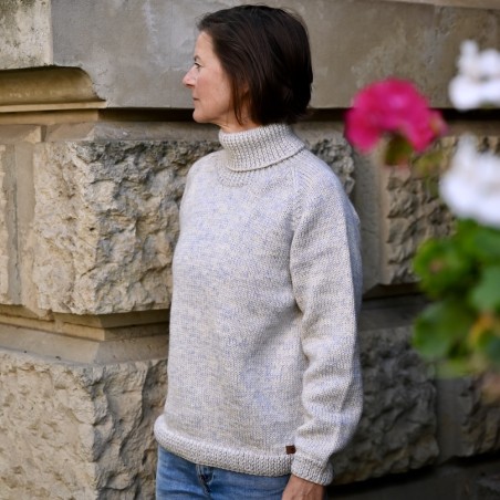 YRSA ist ein handgestrickter Rollkragenpullover aus reiner, zertifizierter Merinowolle.