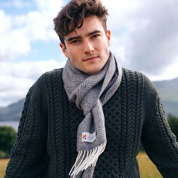 Griffiger Wollschal von JOHN HANLY aus Irland.
Wunderbar weich, aus 95% Merinowolle und 5% Kaschmir.