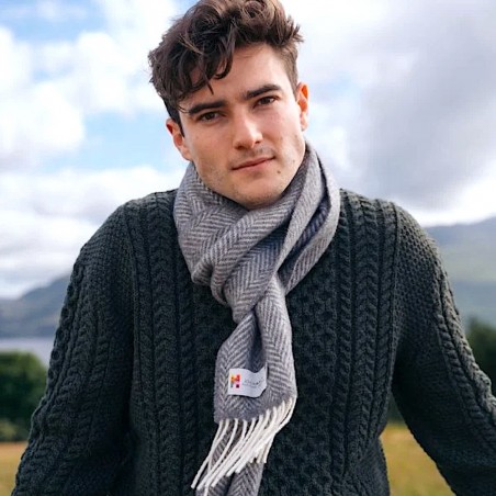 Griffiger Wollschal von JOHN HANLY aus Irland.
Wunderbar weich, aus 95% Merinowolle und 5% Kaschmir.