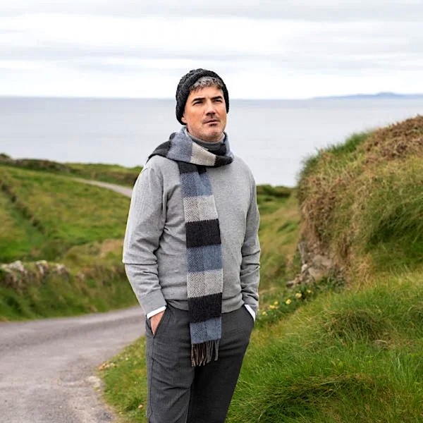 Griffiger Wollschal von JOHN HANLY aus Irland.
Wunderbar weich, aus 95% Merinowolle und 5% Kaschmir.