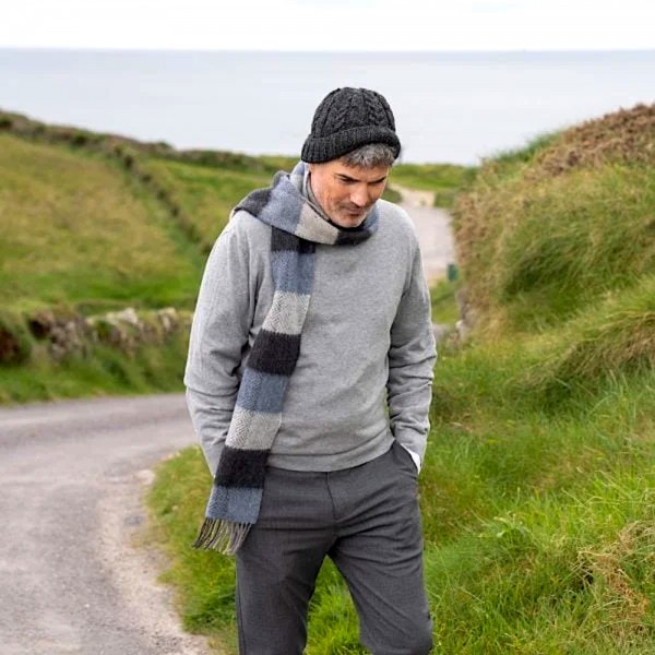 Griffiger Wollschal von JOHN HANLY aus Irland.
Wunderbar weich, aus 95% Merinowolle und 5% Kaschmir.