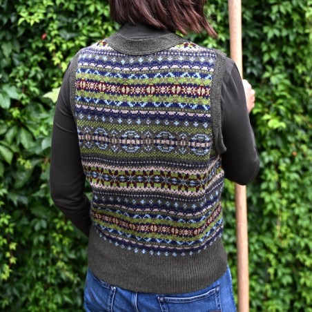 Aussergewöhnlicher, farbenfrohe und ultimativ weiche Fair-Isle-Weste, gestrickt von ERIBÉ Knitwear Scotland.