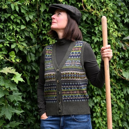 Aussergewöhnlicher, farbenfrohe und ultimativ weiche Fair-Isle-Weste, gestrickt von ERIBÉ Knitwear Scotland.