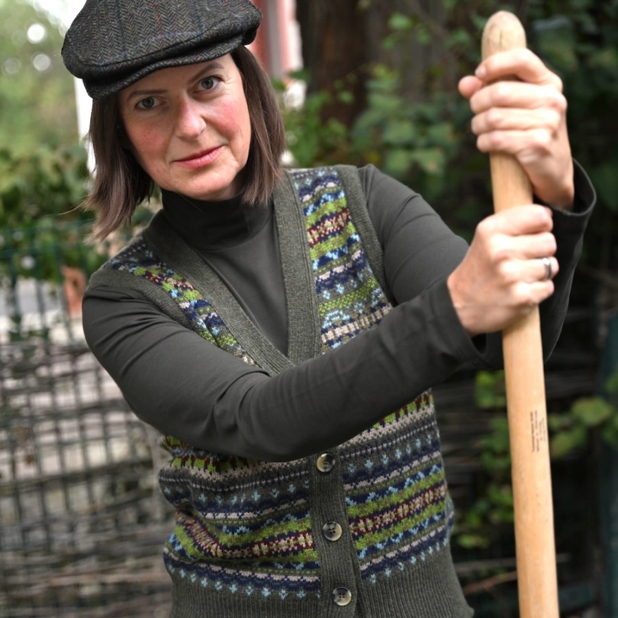 Aussergewöhnlicher, farbenfrohe und ultimativ weiche Fair-Isle-Weste, gestrickt von ERIBÉ Knitwear Scotland.