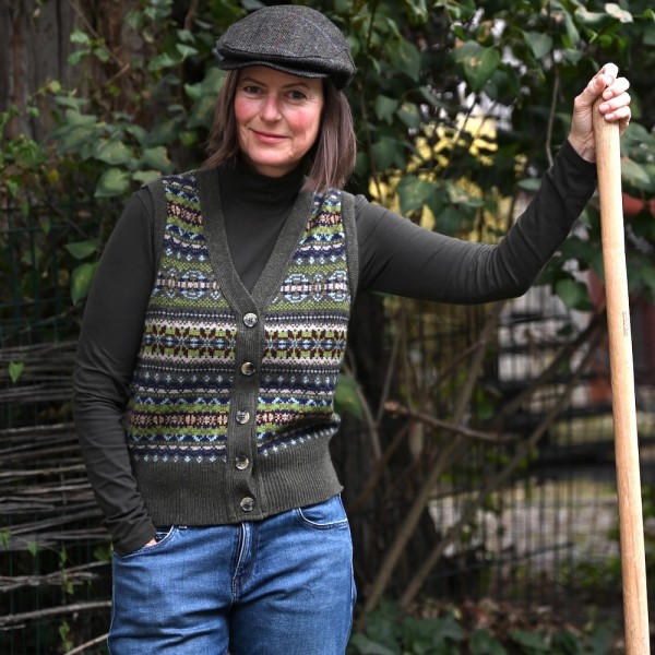 Aussergewöhnlicher, farbenfrohe und ultimativ weiche Fair-Isle-Weste, gestrickt von ERIBÉ Knitwear Scotland.