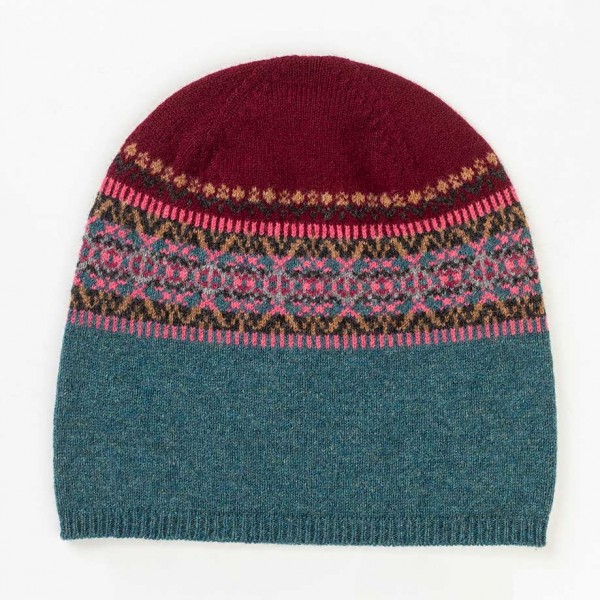 Alloa Beanie mit Fairisle-Muster vom schottischen Label ERIBÉ, Farbe: velvet