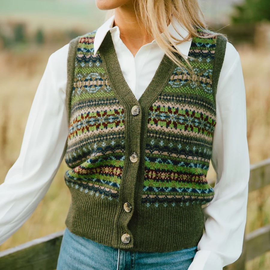 Aussergewöhnlicher, farbenfrohe und ultimativ weiche Fair-Isle-Weste, gestrickt von ERIBÉ Knitwear Scotland.