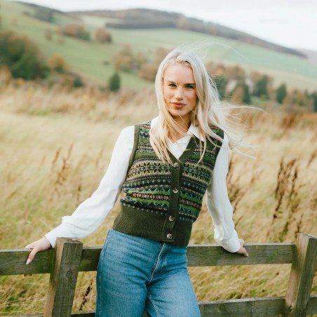 Aussergewöhnlicher, farbenfrohe und ultimativ weiche Fair-Isle-Weste, gestrickt von ERIBÉ Knitwear Scotland.